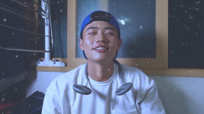 YouTuber Jang Hansol menunjukkan kipas angin portabel yang lagi hits di Korea. (YouTube/Korea Reomit)