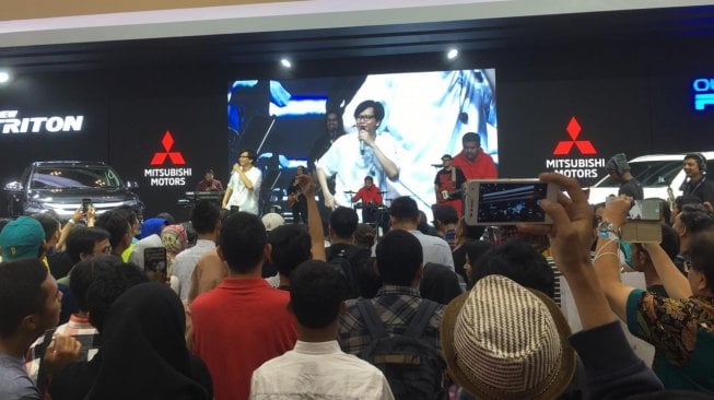 Penampilan Armand Maulana di booth Mitsubishi Motors, GIIAS 2019. (Suara.com/Dian Hapsari)