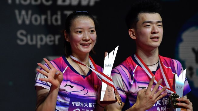 bulu tangkis ganda campuran China Zheng Siwei (kanan) dan Huang Ya Qiong menunjukkan medali seusai menjuarai final ganda campuran Blibli Indonesia Open 2019 di Istora Gelora Bung Karno, Jakarta, Minggu (21/7/2019). .ANTARA FOTO/Sigid Kurniawan.