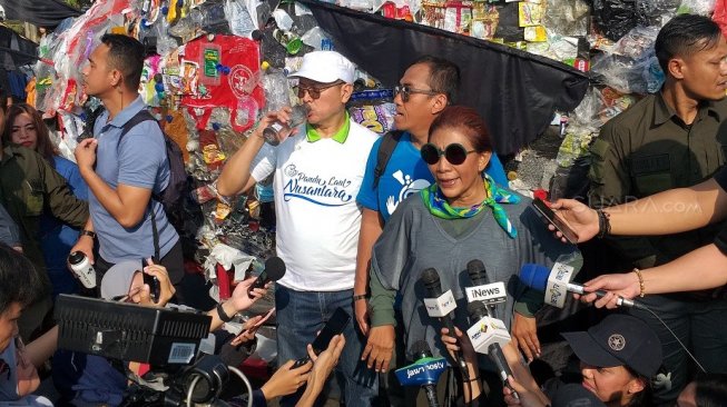 Pamer Sepatu Daur Ulang Plastik, Ini Pesan 'Berbahaya' Susi Pudjiastuti