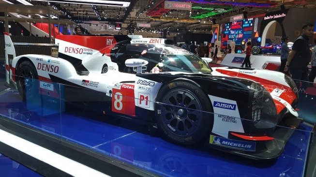 Replika Toyota TS050 Gazoo Racing Team di GIIAS 2019 [Suara.com/Tivan Rahmat].