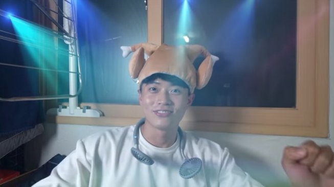 YouTuber Jang Hansol menunjukkan topi ayam yang lagi hits di Korea. (YouTube/Korea Reomit)