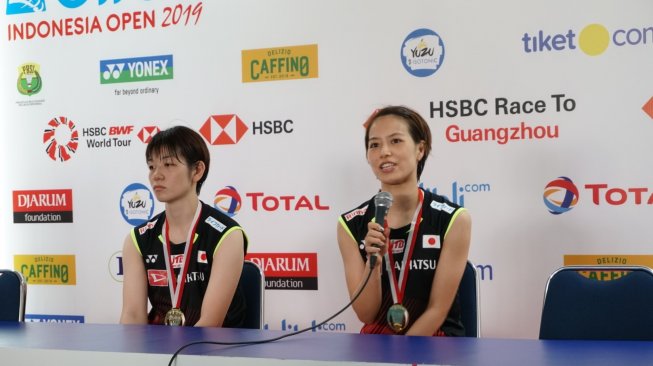 Pasangan ganda putri Jepang, Yuki Fukushima/Sayaka Hirota keluar sebagai juara Indonesia Open 2019 di Istora Senayan, Jakarta, Minggu (21/7/2019). (Suara.com/ Arief Apriadi) 