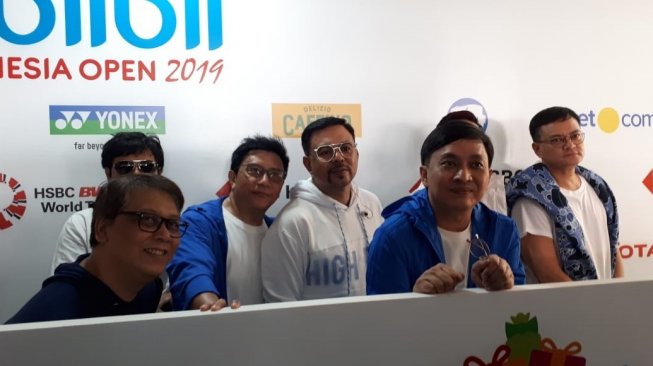 Grup musik legendaris Indonesia, Kahitna usai memeriahkan pembukaan babak final Indonesia Open 2019 di Istora Senayan, Jakarta. (Suara.com/ Arief Apriadi) 