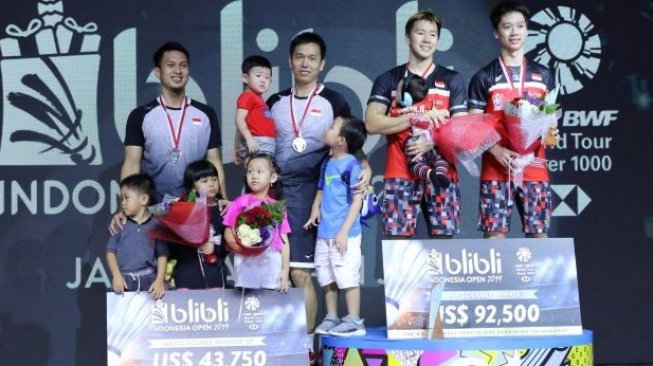 Kevin Sanjaya Bingung Berdiri Bersama Tiga 'Bapak' di atas Podium Juara