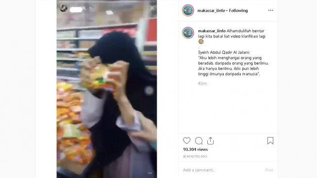 Wanita remuk mi instan di supermarket - (Instagram/@makassar_iinfo)