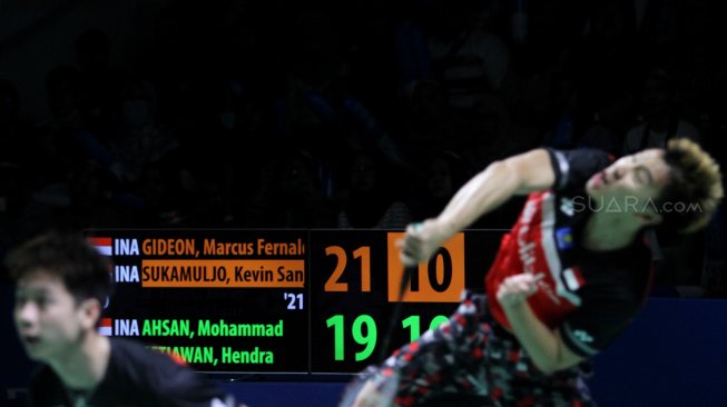 Pasangan Kevin Sanjaya Sukamuljo/Marcus Fernaldi Gideon bertanding melawan duet Hendra Setiawan/Mohammad Ahsan dalam babak final ganda putra Indonesia Open 2019 di Istora Senayan, Jakarta, Minggu (21/7). [Suara.com/Arief Hermawan P]