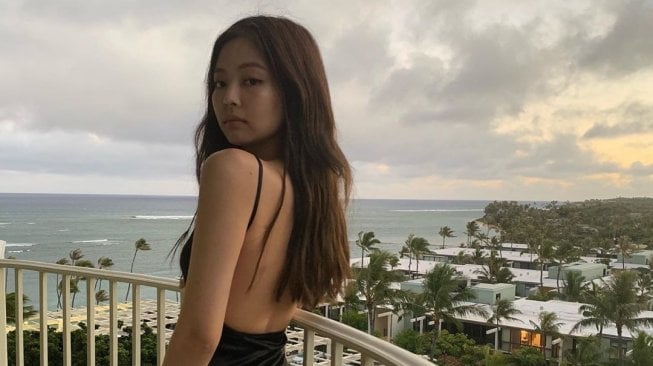 Ekspos Punggung Polos Jennie BLACKPINK, Gaun Hitam Ini Langsung Sold Out