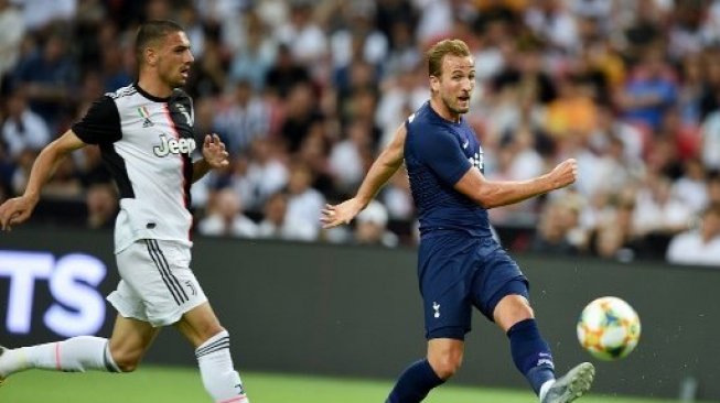 Striker Tottenham Hotspur Harry Kane (kanan) menendang bola saat menghadapi Juventus di Singapura saat laga International Champions Cup (ICC 2019). Roslan RAHMAN / AFP