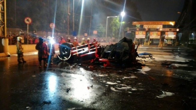 12 Mobil Damkar Dikerahkan Padamkan Truk Pertamina yang Terbakar