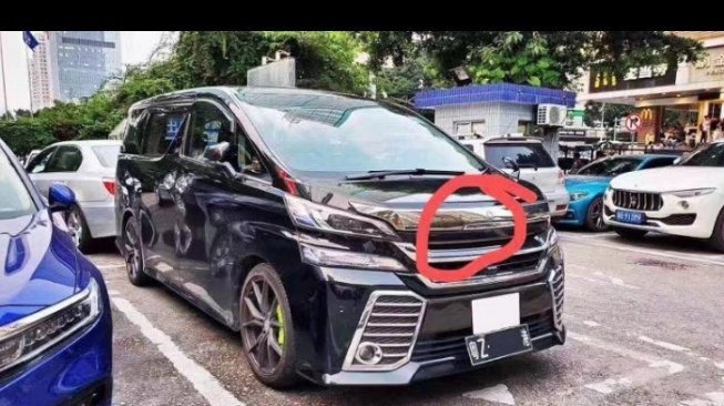 Sultan Abis, Logo Toyota di Kap Mesin Ini Diganti dengan Jam Tangan Mewah