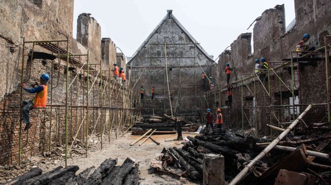 Pekerja menyelesaikan proyek Konservasi Museum Bahari di Penjaringan, Jakarta, Senin (22/7). ANTARA FOTO/Aprillio Akbar