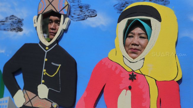 Warga menikmati perayaan Lebaran Betawi ke-12 tahun 2019 di Lapangan Silang Monumen Nasional (Monas), Jakarta, Minggu (21/7). [Suara.com/Muhaimin A Untung]