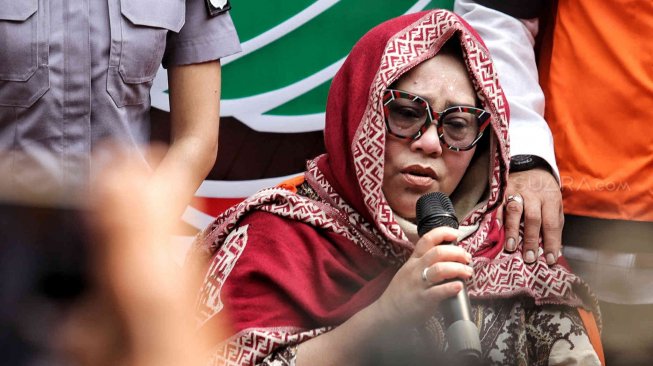 Tersangka kasus penyalahgunaan narkoba Tri Retno Prayudati alias Nunung dan menangis saat rilis kasus di Ditresnarkoba Polda Metro Jaya, Jakarta, Senin (22/7). [Suara.com/Muhaimin A Untung]