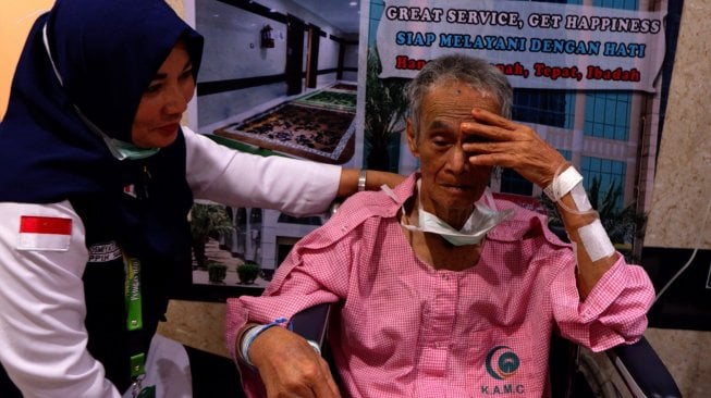 Petugas kesehatan memberi pendampingan kepada pasien Andi (89), calon haji asal Makassar yang menderita demensia di Rumah Sakit KKHI Mekkah, Arab Saudi, Minggu (21/7). ANTARA FOTO/Hanni Sofia