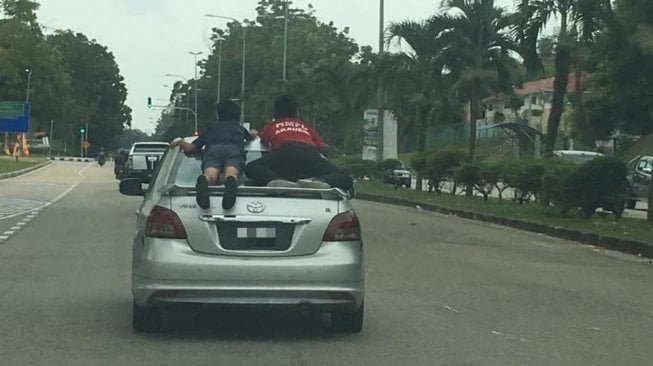 Viral 2 Bocah Beradegan Superman di Atas Mobil, Sopir Ditangkap