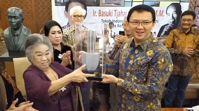 Didampingi Puput, Ahok Terima Penghargaan Roosseno Award ke IX