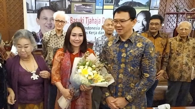 Mantan Gubernur DKI Jakarta Basuki Tjahaja Purnama alias Ahok dan istrinya Puput Nastiti Devi di acara penyerahan penghargaan Roosseno Award ke IX. (Suara.com/Tyo)