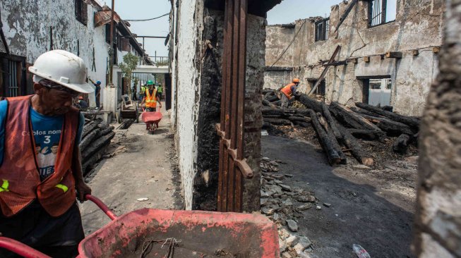 Pekerja menyelesaikan proyek Konservasi Museum Bahari di Penjaringan, Jakarta, Senin (22/7). ANTARA FOTO/Aprillio Akbar