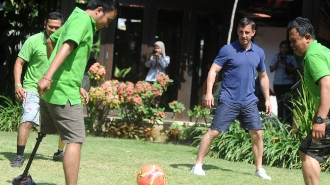 Mantan pesepak bola Manchester United Gary Neville (kedua kanan) bermain sepak bola bersama penyandang disabilitas saat mengunjungi Annika Linden Centre di Denpasar, Bali, Senin (22/7/2019). ANTARA FOTO/Fikri Yusuf.