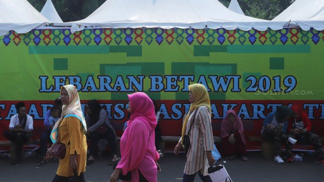 Warga menikmati perayaan Lebaran Betawi ke-12 tahun 2019 di Lapangan Silang Monumen Nasional (Monas), Jakarta, Minggu (21/7). [Suara.com/Muhaimin A Untung]