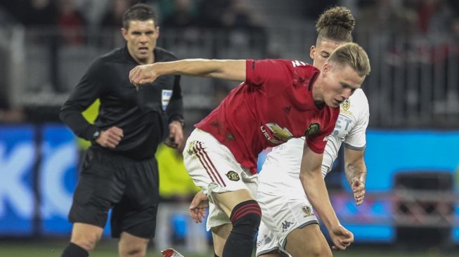 Gelandang sentral Manchester United, Scott McTominay (depan). [TONY ASHBY / AFP]