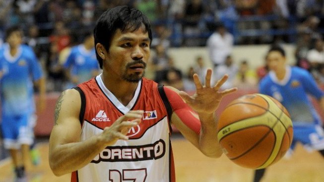 Ikon tinju dunia, Manny Pacquiao, melakukan persiapan bersama klub yang dilatihnya Kia Sorento, pada ajang bola basket Filipina, 26 November 2014. [AFP/Jay Directo]