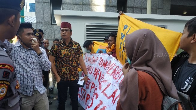 Mahasiswa Tolak IMB Pulau Reklamasi di Kantor Anies Sempat Ricuh