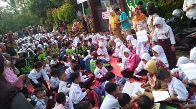 Puluhan siswa SDN 62 Kota Bengkulu terpaksa belajar di jalan karena sekolah mereka disegel, Selasa (23/7/2019). (Foto: Facebook/Didi Yoyong)