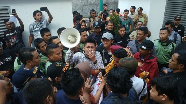 Sejumlah mahasiswa melakukan demo di kantor Gubernur DKI Jakarta Anies Baswedan, Jakarta Pusat. (Suara.com/Fakhri Fuadi)