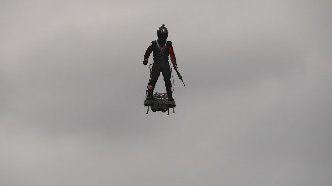 Tentara terbang. Franky Zapata, pencipta papan terbang Flyboard, melayang di atas kota Paris dalam acara Parade Bastille Day pada 14 Juli 2019. [AFP/Lionel Bonaventure]