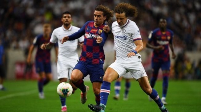 Pemain Barcelona Antoine Griezmann berebut bola dengan pemain Chesea David Luiz dalam laga pramusim yang digelar di Saitama Stadium, Jepang, Selasa (23/7/2019) [AFP]