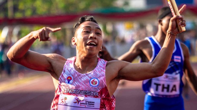 Pelari Indonesia Adith Richi Pradana melakukan selebrasi saat menyentuh garis finis pada final Lari Estafet 4x100 meter Putra Atletik ASEAN Schools Games ke-11 Tahun 2019 di GOR Tri Lomba Juang, Semarang, Jawa Tengah, Senin (22/7). ANTARA FOTO/Aji Styawan