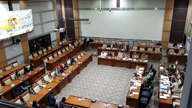 Baiq Nuril saat menghadiri pleno ihwal pemberian grasi di gedung DPR RI. (Suara.com/Novian).