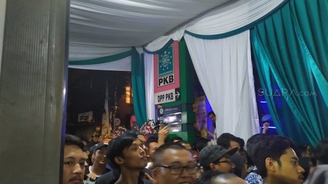 Penampakan penggemar Didi Kempot saat perayaan Ultah PKB ke-21. (Suara.com/Tio).