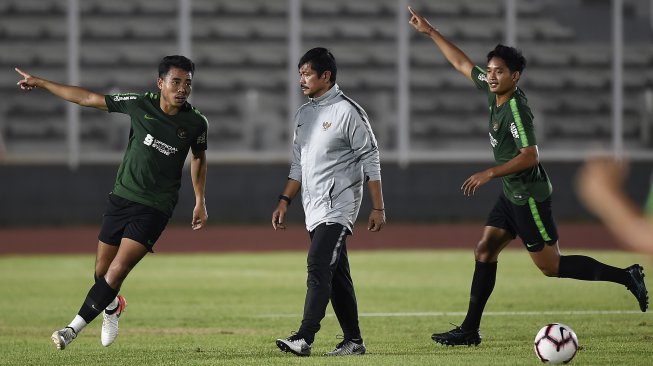 Pelatih Timnas U-23 Indra Sjafri (tengah) memimpin pemusatan latihan (TC) di Stadion Madya, Gelora Bung Karno (GBK), Senayan, Jakarta, Minggu (21/7/2019). Sebanyak 26 pemain mengikuti TC yang berlangsung hingga 31 Juli 2019 guna persiapan SEA Games 2019. ANTARA FOTO/M Risyal Hidayat.
