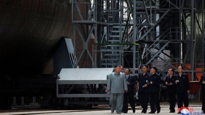 Pemimpin Korea Utara Kim Jong Un memeriksa pembuatan kapal selam terbarunya. (Foto: Kantor Berita KNCA/via AFP)