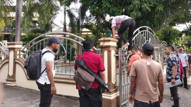 Digeledah KPK, Petugas Buka Paksa hingga Panjat Pagar Rumah Gubernur Nurdin