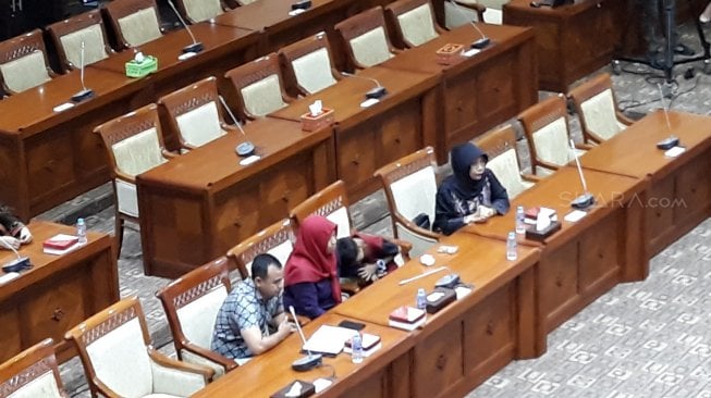 Bawa Anak ke Komisi III DPR, Baiq Nuril Menangis Memohon Amnesti