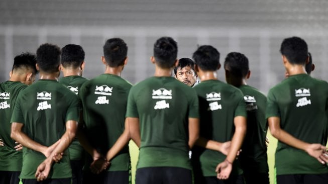 Pelatih Timnas Indonesia U-23 Indra Sjafri (tengah) memimpin pemusatan latihan (TC) di Stadion Madya, Gelora Bung Karno (GBK), Senayan, Jakarta, Minggu (21/7/2019). Sebanyak 26 pemain mengikuti TC yang berlangsung hingga 31 Juli 2019 guna persiapan SEA Games 2019. ANTARA FOTO/M Risyal Hidayat