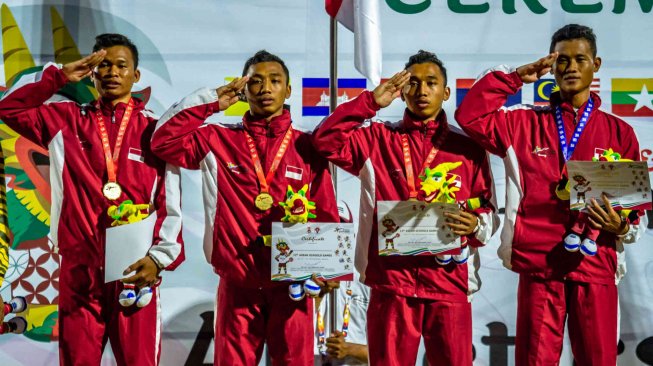 Tim pelari Indonesia Riyan Adi (kiri), Adith Rico Pradana (kedua kiri), Adith Richi Pradana (kedua kanan) dan Izrak Udjulu (kanan) menghormat kepada bendera Merah Putih saat upacara penyerahan medali final Lari Estafet 4x100 meter Putra Atletik ASEAN Schools Games ke-11 Tahun 2019 di GOR Tri Lomba Juang, Semarang, Jawa Tengah, Senin (22/7). ANTARA FOTO/Aji Styawan