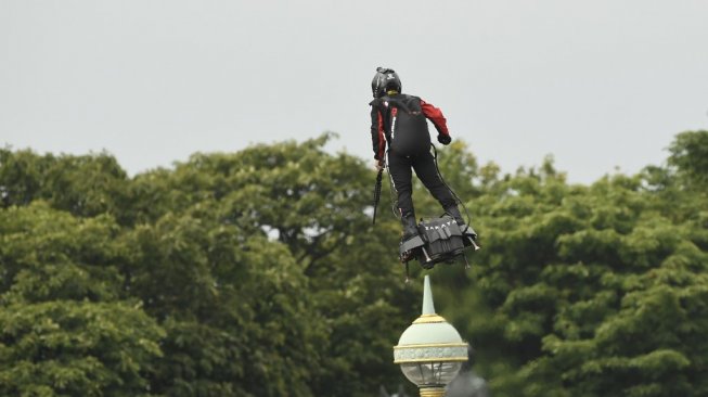 Tentara terbang. Franky Zapata, pencipta papan terbang Flyboard, melayang di atas kota Paris dalam acara Parade Bastille Day pada 14 Juli 2019. [AFP/Lionel Bonaventure]