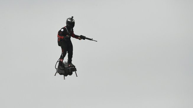 Tentara terbang. Franky Zapata, pencipta papan terbang Flyboard, melayang di atas kota Paris dalam acara Parade Bastille Day pada 14 Juli 2019. [AFP/Lionel Bonaventure]