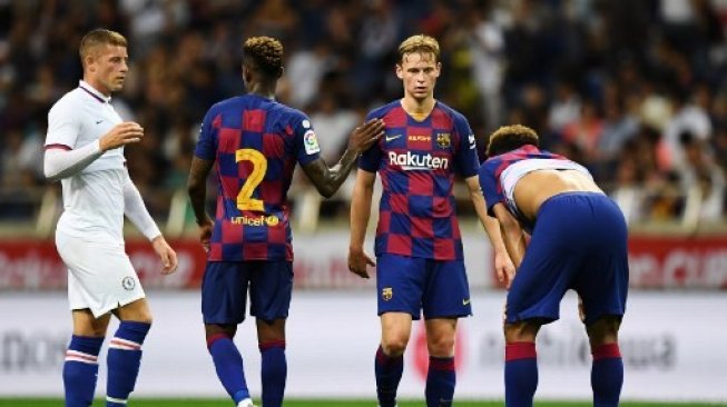 Reaksi pemain Barcelona Frenkie de Jong (kedua kanan) usai timnya dikalahkan Chelsea 2-1 di laga pramusim yang digelar di Saitama Stadium, Jepang, Selasa (23/7/2019) [AFP]