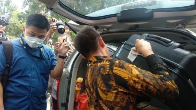 Tiga Jam Geledah Kantor Dishub Kepri, KPK Bawa Satu Koper Besar