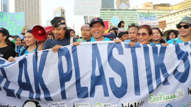 Selain Curi Ikan, Menteri Susi Ingin Tenggelamkan Pembuang Plastik ke Laut
