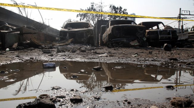 Lokasi kebakaran parkiran mobil di kawasan Pademangan, Jakarta, Rabu (24/7). [Suara.com/Arief Hermawan P]