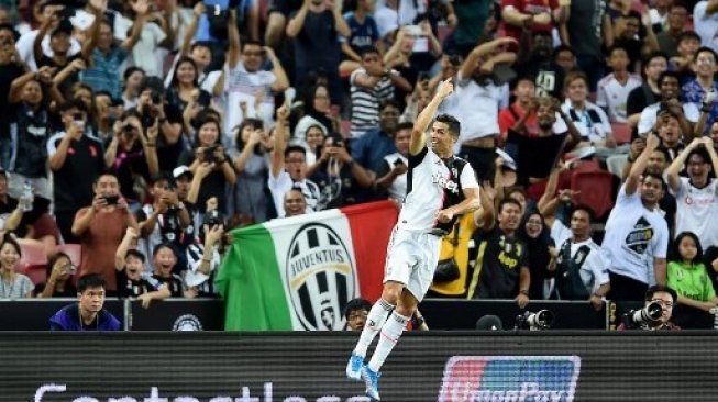 Bintang Juventus Cristiano Ronaldo merayakan golnya saat menghadapi Tottenham Hotspur di ajang International Champions Cup. Roslan RAHMAN / AFP