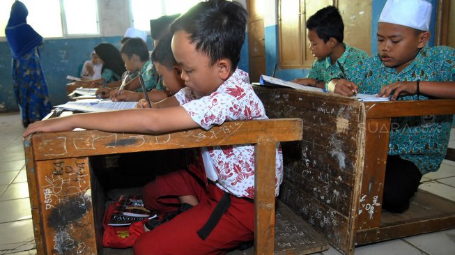 Sejumlah siswa SD Kelas 4 belajar di kelas yang kekurangan meja dan bangku sekolah di SDN Kertajaya 02, Kampung Babakan RT 02/06, Desa Kertajaya, Rumpin, Kabupaten Bogor, Jawa Barat, Rabu (24/7). [ANTARA FOTO/Arif Firmansyah]