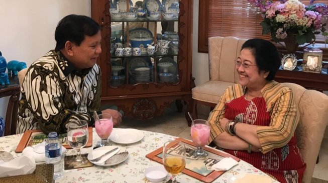 Prabowo Dulu Luntang-Lantung Diselamatkan Megawati, Kini Malah 'Bajak' Jokowi-Gibran dari PDIP